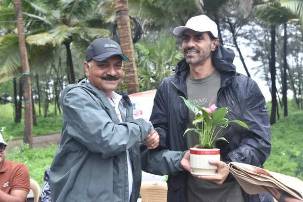 Principal Director Income Tax Sushil Madhuk with Arjun Rampal