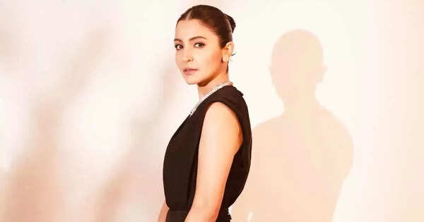 anushka-refuses-to-be-photographed-by-paps-amid-pregnancy-rumours-001