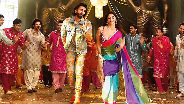 A still from What Jhumka from Rocky Aur Rani Kii Prem Kahaani