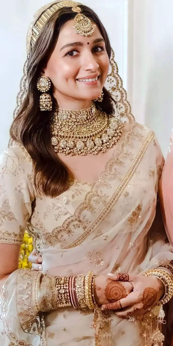 Ranbir Kapoor-Alia Bhatt Wedding: 10 steal-worthy looks of bride-to-be that  will instantly elevate your wedding wardrobe 10 : Bollywood News -  Bollywood Hungama