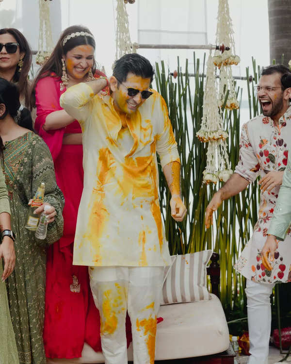 Parineeti Chopra Gets Goofy With Raghav Chadha At Their Haldi Ceremony ...