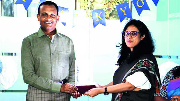 Chiranjeevi Nath Sinha receiving the Hero To The Animal Awrd from a PETA representative