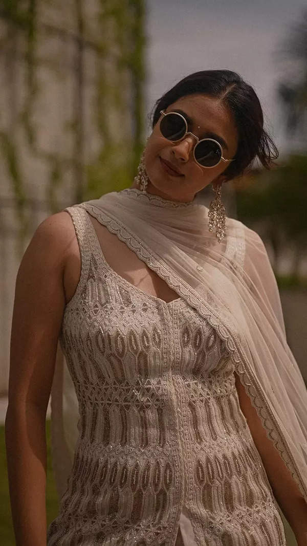 Aaradhya ♡ on X: Aishwarya Rai Bachchan's Outfit Details!  #AishwaryaRaiBachchan #PonniyinSelvan  / X