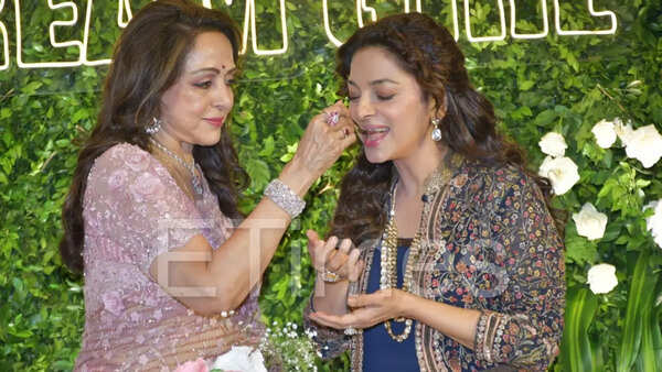 Rekha dedicates ‘Kya Khoob Lagti ho’ to Hema Malini on stage at her birthday party, fans are in awe of her ‘masti’ – WATCH | Hindi Movie News