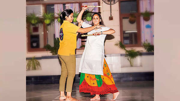 Team Garbaholics from Gujarat is giving garba classes at Lalit Mahajan School in Delhi
