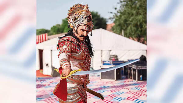 Mukesh Rishi as Ravan Mukesh Rishi as Ravan