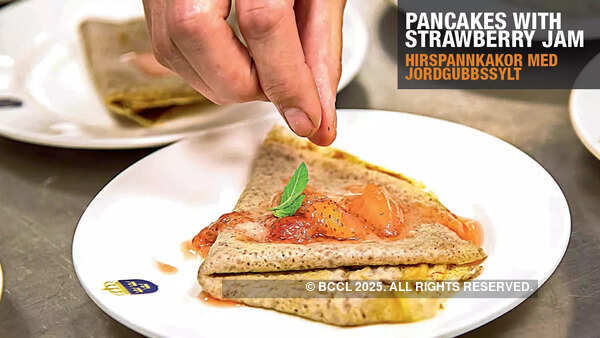 Pancakes with strawberry jam (Hirspannkakor med jordgubbssylt) Pancakes with strawberry jam (Hirspannkakor med jordgubbssylt)
