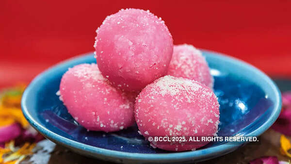 A variety of ras kadam available at CR Park sweet shops