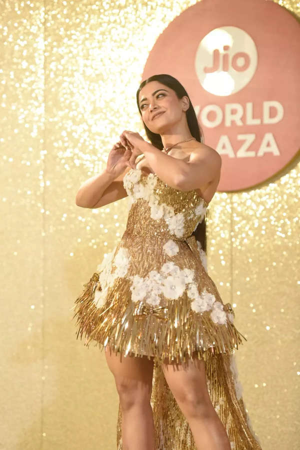 Deepika Padukone, Alia Bhatt, Katrina Kaif, Malaika Arora: Celebs arrive in  style at Jio World Plaza launch