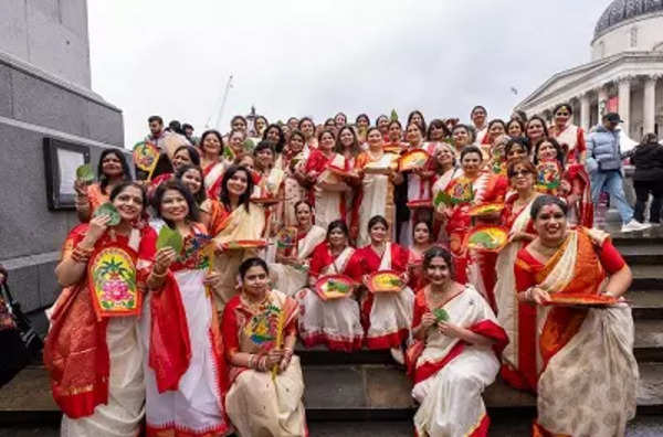 Indian women in the UK indulge in sindoor khela at Trafalgar Square ...