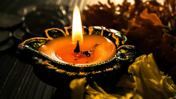 Dhanteras & Diwali Date, muhurt time in UK Pujan vidhi, Mantras, and Aarti