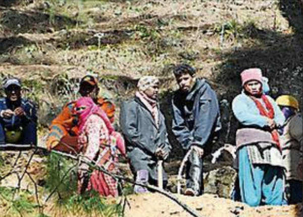 महिला मजदूरों ने रविवार को एक पहाड़ी की चोटी तक जाने वाले 1.5 किमी लंबे ट्रैक का निर्माण किया भाई