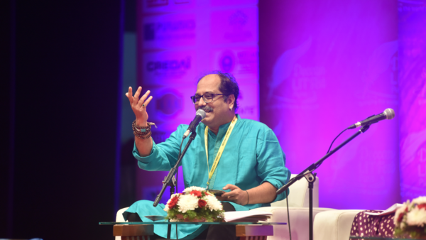 Vaibhav Joshi performing poetry