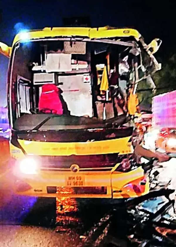 1 killed, 10 hurt as luxury bus hits trailer on Mumbai-Pune Highway