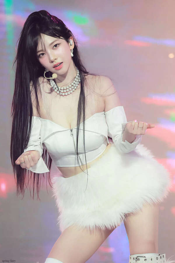 aespa's Karina mesmerizes fans with her flawless figure at K-Link