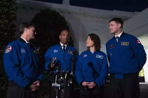 Biden hosts four NASA astronauts, the first crew aiming to fly around the moon in a half-century (1)
