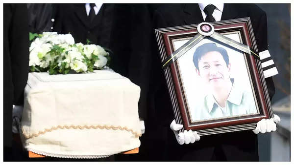 lee sun kyun funeral photos (2)