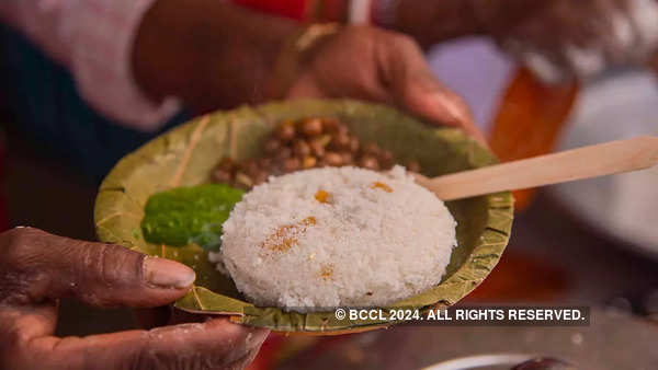 Bihar's rice flour cakes stuffed with jaggery, called bhakka, was served with kale chane and green chutney