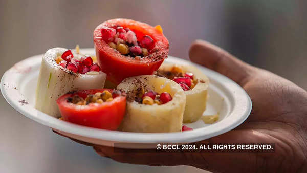 A Delhi stall offered kuliya ki chaat, halwa nagori