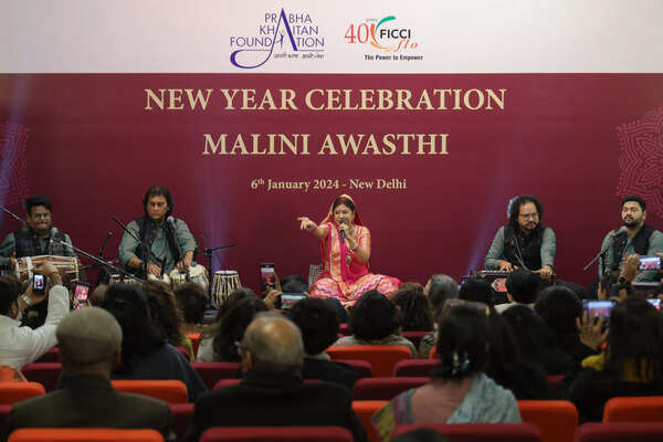 Malini Awasthi graced the occasion with beautiful renditions focusing on the birth of Lord Shri Ram - Lalnawa's birth