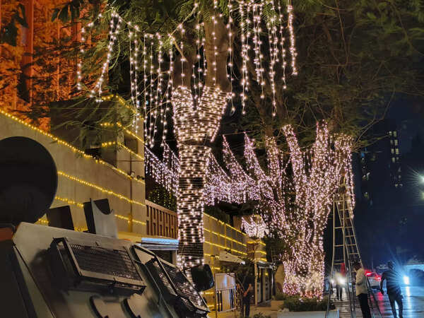 Mukesh Ambani's Antilia lights up with 'Jai Shri Ram' holograms for ...