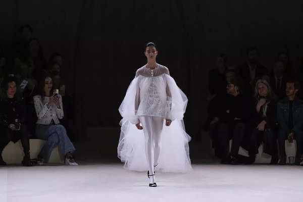 Chanel's ballet-inspired show grabs eyeballs - Spring Couture