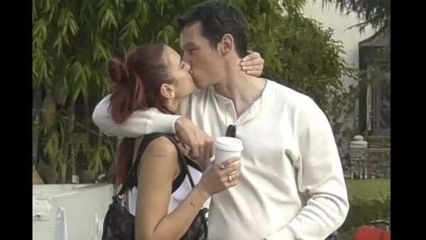 Turli qoshinlarning yalangoch ayollari