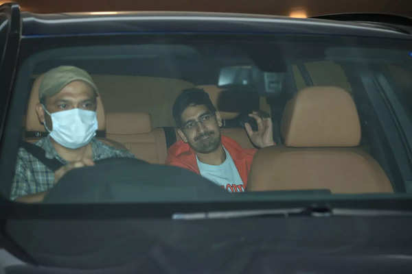 Ranbir Kapoor and Alia Bhatt party it up with B-town friends at Karan Johar’s bash – Pics | – Times of India