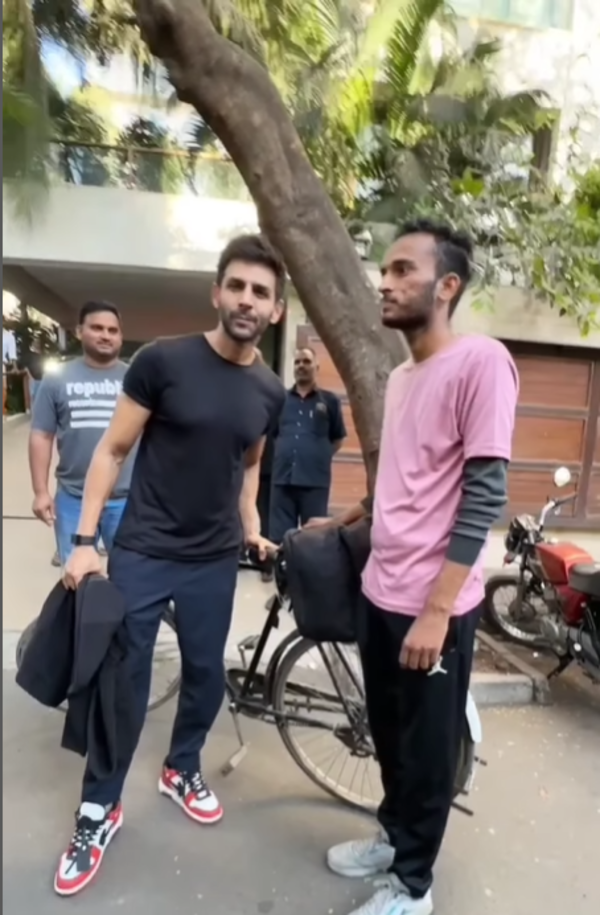 Kartik Aaryan interacts with a fan who travelled 1100 km on a cycle from Jhansi to meet him – See photos | – Times of India