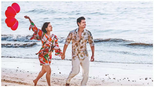 Aishwarya and Neil (Tejas Kudtarkar)