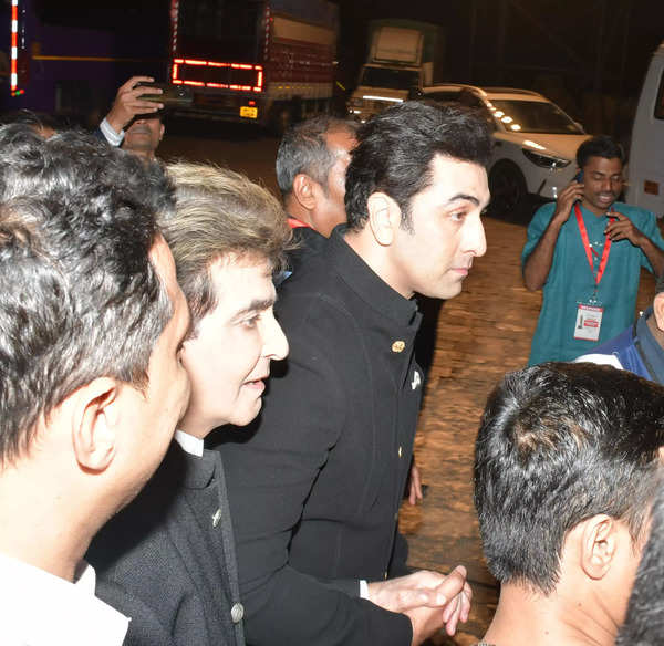 Jeetendra hugs and kisses Ranbir Kapoor on the cheek; the ‘Animal’ star holds the veteran actor’s hand at an award show – See photos | – Times of India