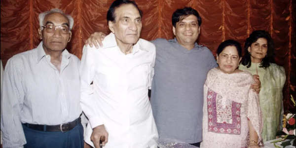 Dharam Chopra with brother BR Chopra, nephew Ravi Chopra and mother