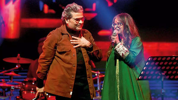 After Vishal sang Dil Toh Bachcha Hai Ji, he called Rekha back on stage and said, “Arrey, kahan ho?” “Main peeche dance kar rahi thi,” replied Rekha
