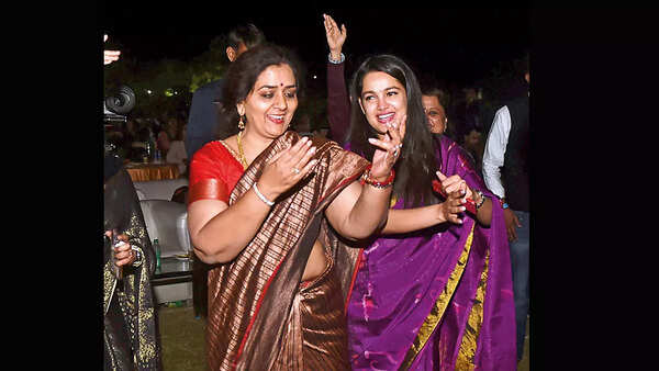 Left) Anju Srivastava, Principal of Hindu College, also shook a leg at the concert