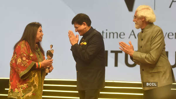 Union Minister of Textiles Piyush Goyal presenting the award to Ritu Kumar