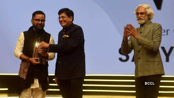 Union Minister of Textiles Piyush Goyal presenting the award to Sabyasachi Mukherjee