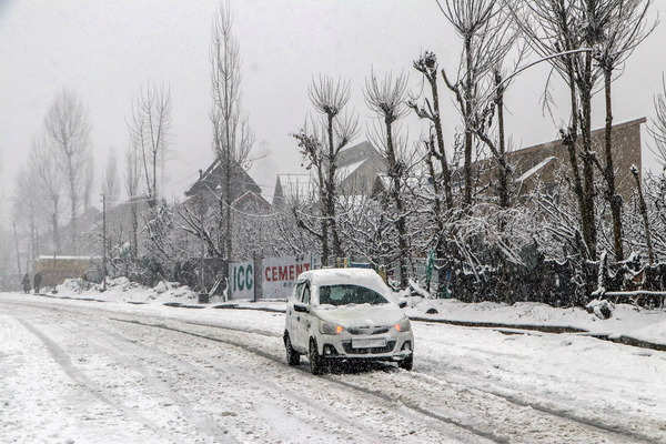 Jammu & Kashmir receives fresh snowfall, rain lashes plains | India ...