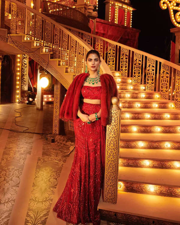 Alia Bhatt Is A Glam Goddess In Stunning Golden Lehenga At Anant Ambani-Radhika  Merchant's Pre-Wedding Bash | Bollywood News, Times Now