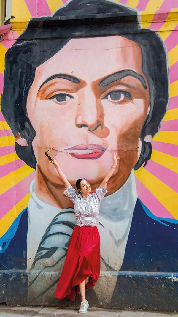 Malaika Arora poses in the backdrop of a Rishi Kapoor mural