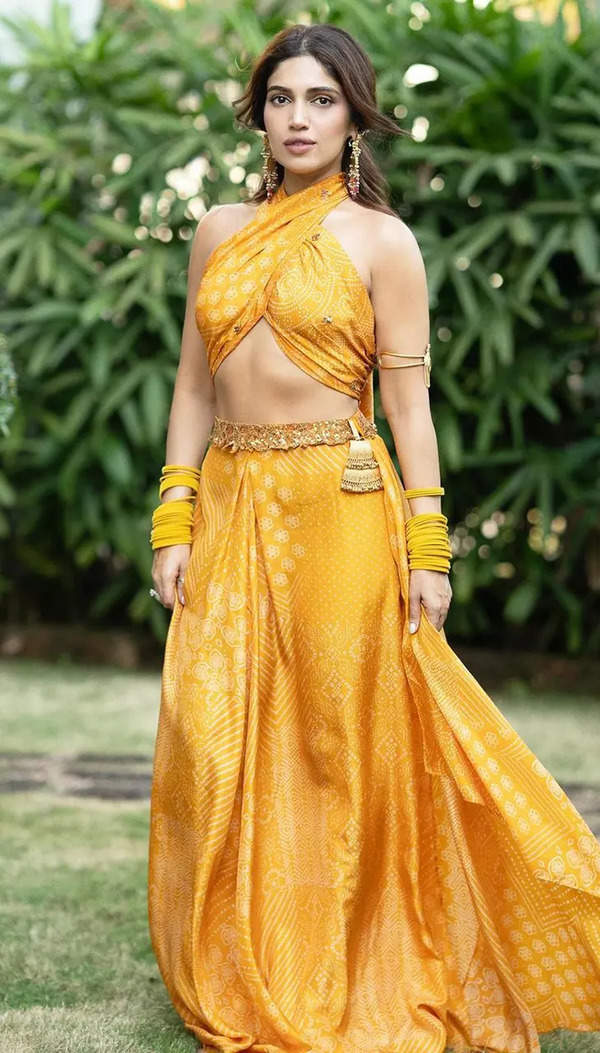 picmusiq: Tamil actress mounica huge boobs popping out from yellow t-shirt  pics