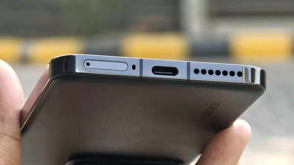 Xiaomi 14 bottom