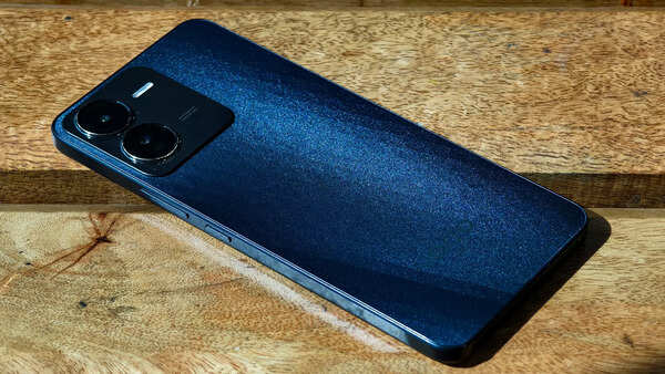 The Graphene Blue colour of iQoo Z9 has a diamond pattern that reflects beautifully under light