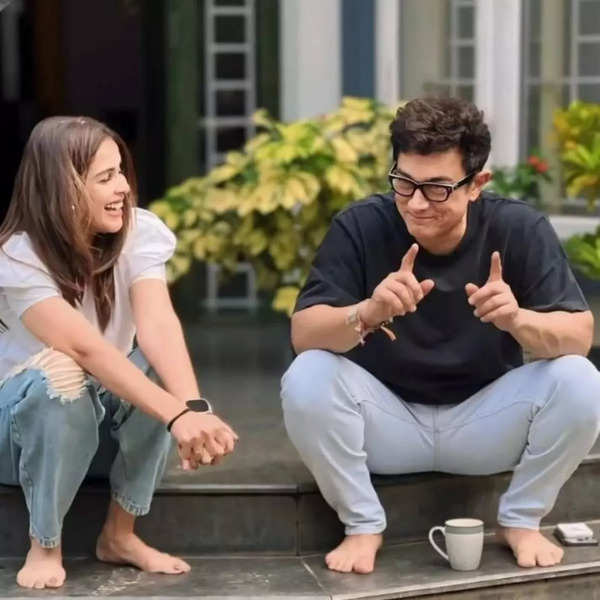 Aamir Khan and Genelia D'souza's BTS photo from 'Sitaare Zameen Par' goes viral, fans love their bonding | Hindi Movie News - Times of India