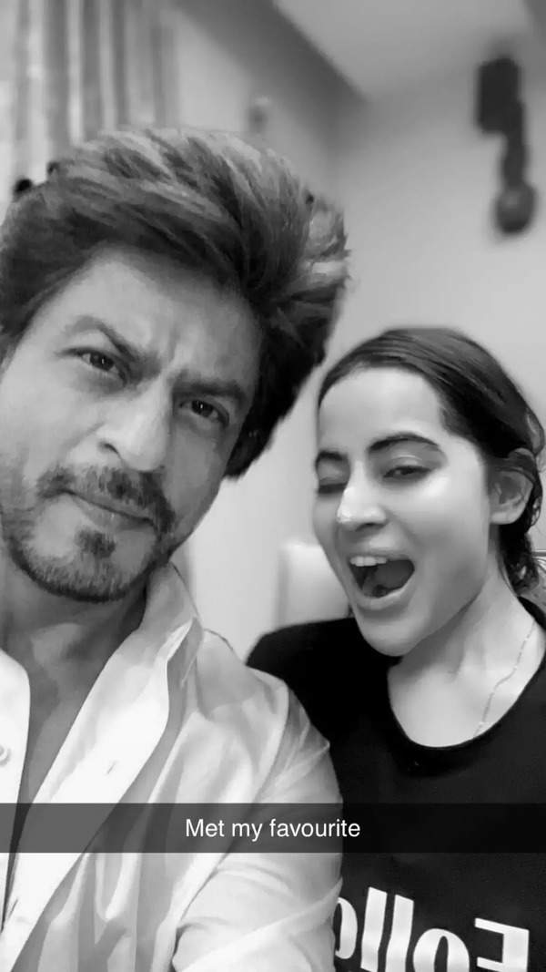 Was Shah Rukh Khan really captured posing with Urfi Javed for a selfie ...