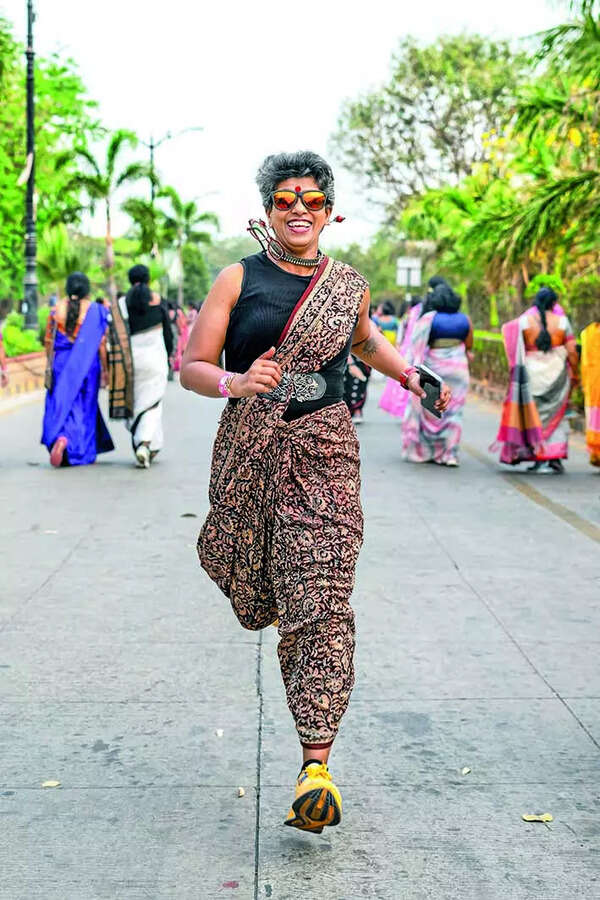 HT18saree_run_PSN-108