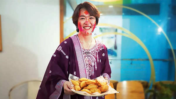 The Korean and Indian staff of KCCI prepared gujiyas together