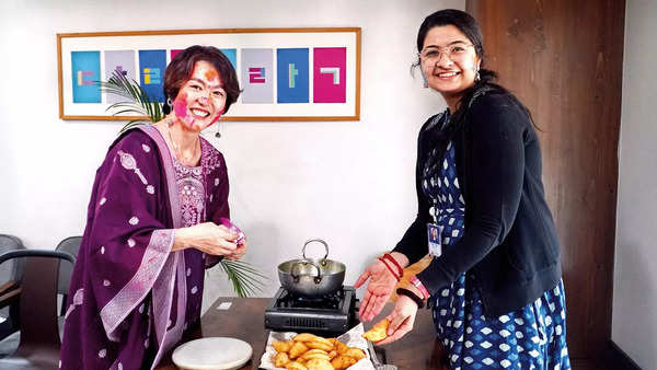 The Korean and Indian staff of KCCI prepared gujiyas together