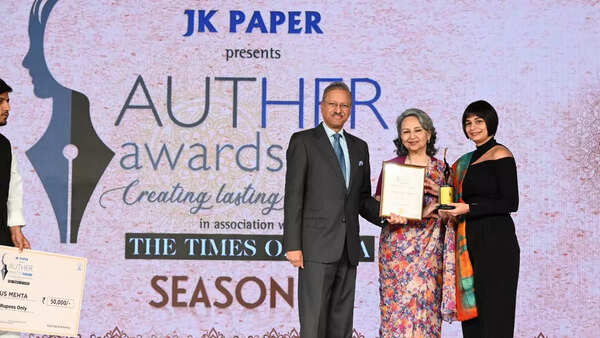 Tashan Cyrus Mehta recieves her award