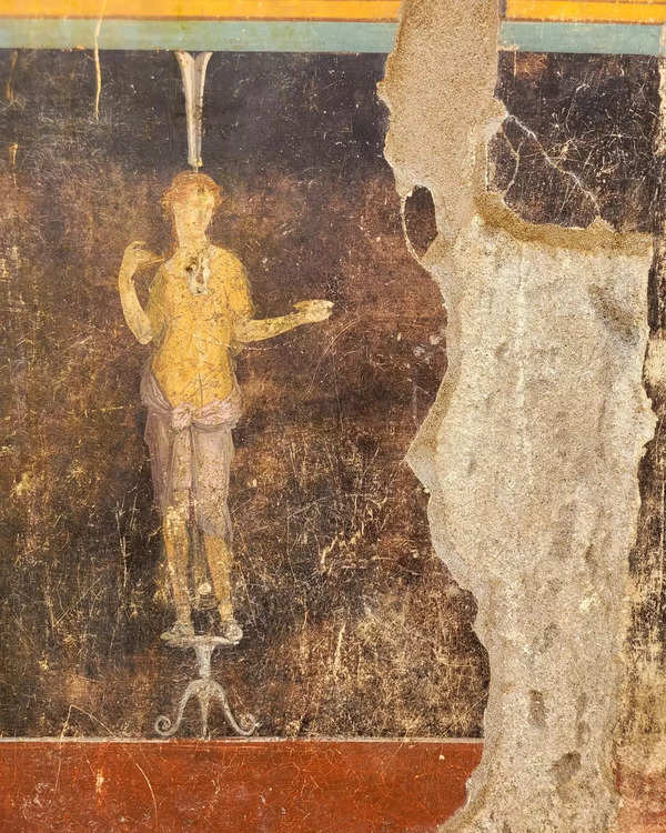 This handout picture released by the archaelogical park of Pompeii on April 11, 2024 shows new frescoes in a banqueting room with black walls part of the ongoing excavations in the block 10 of Regio IX, i.