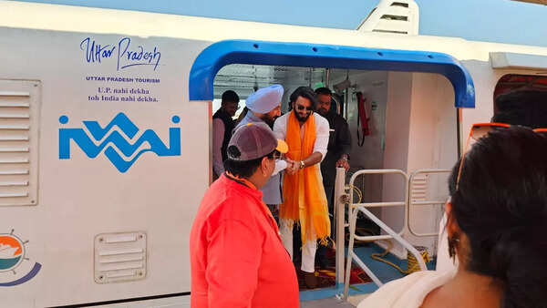 Ranveer opted for a white chikan kurta